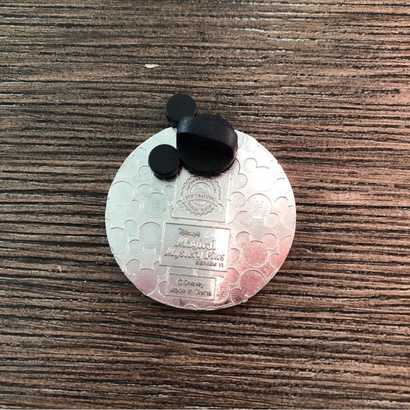 Disney Official Trading Pin: Disney Magical Mastery green Pluto - Picture 2 of 2
